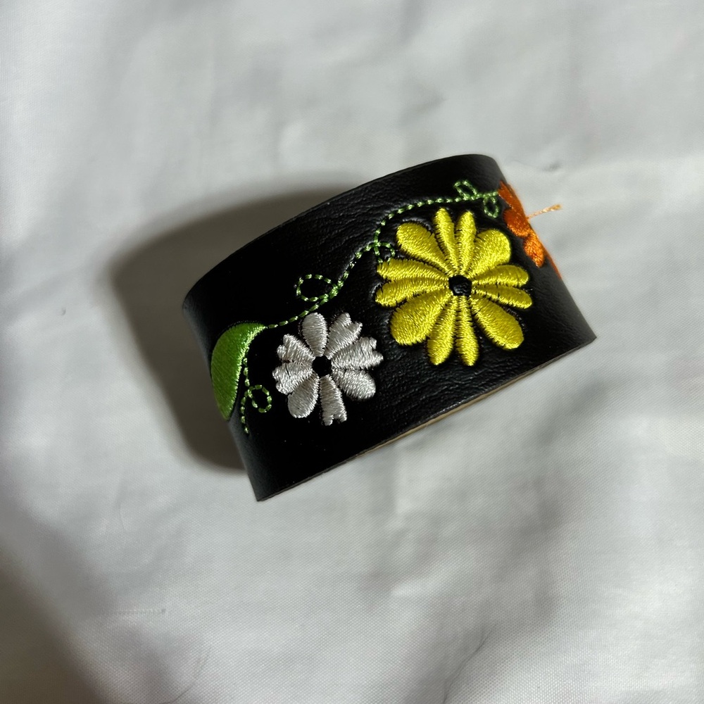 Black Faux Leather Cuff Bracelet 🌼 NWOT Floral Embroidered boho folk-art vintage